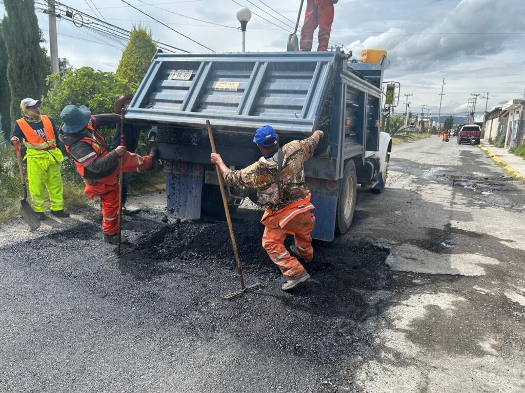 Trabajos de bacheo en Zempoala