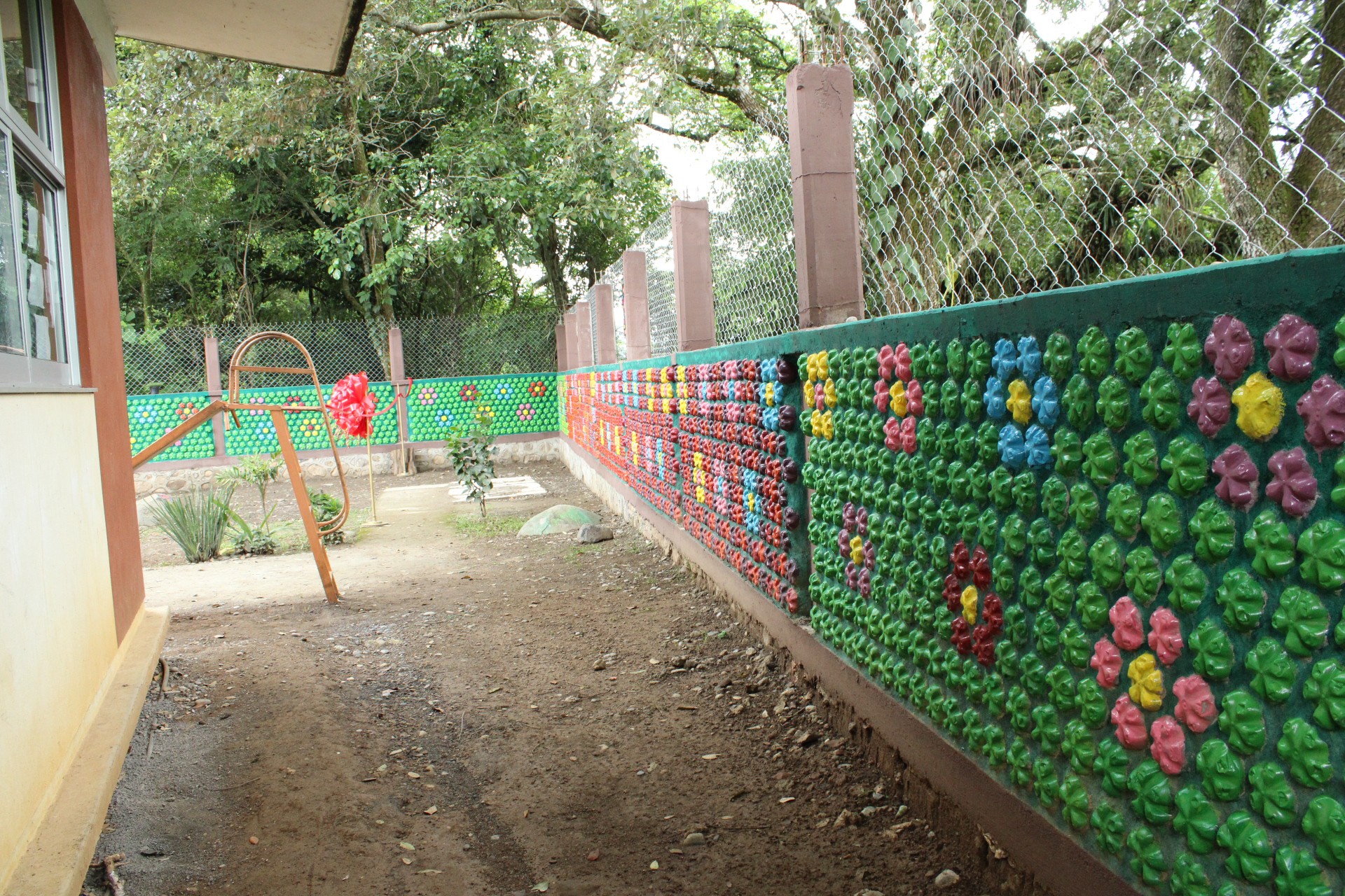 En preescolar de Hidalgo construyen barda con 4 mil 500 botellas de plástico rellenas de cemento