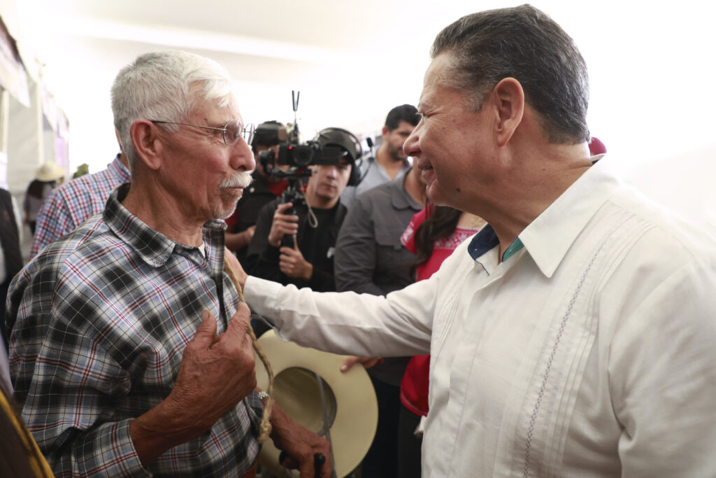 El gobernador Julio Mencha, saludando a un hombre de Hidalgo
