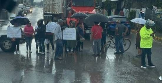 Familiares de dos detenidos en Tlaxcoapan bloquean la carretera Atitalaquia-Apaxco, esxigen explicaciones sobre su detención