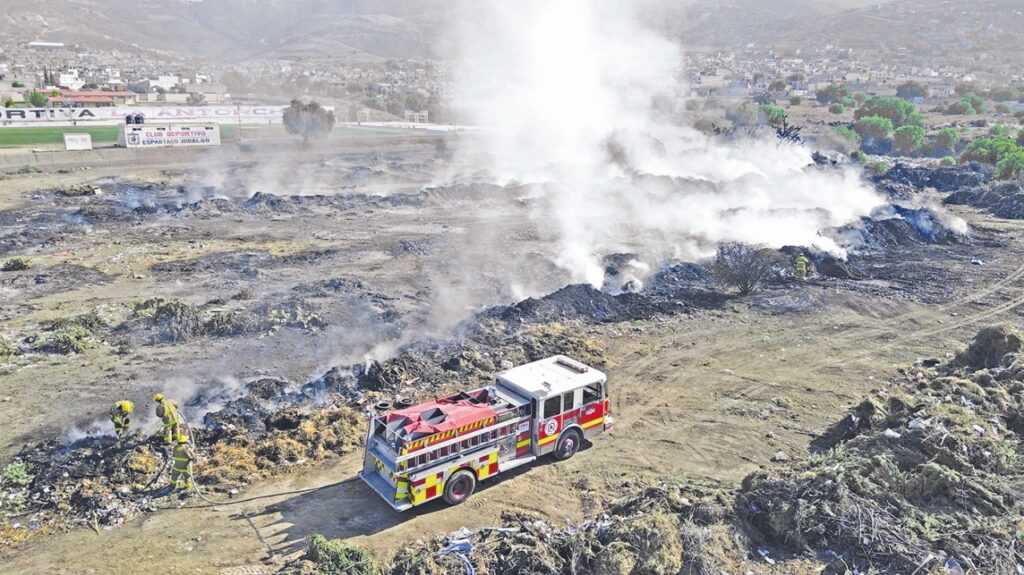 Bomberos de Hidalgo combaten incendio 