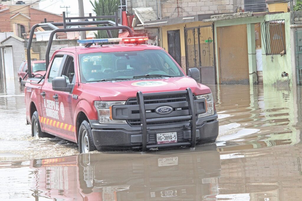 Bomberos auxilian en inundaciones 