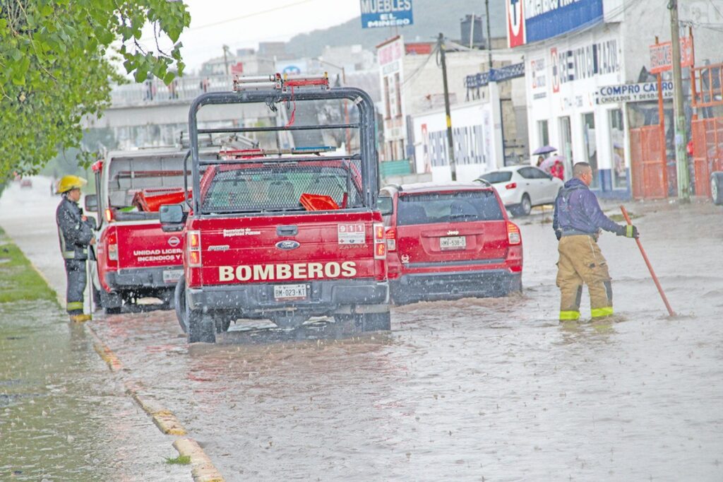 Cuerpo de bomberos auxilian durante inundación 