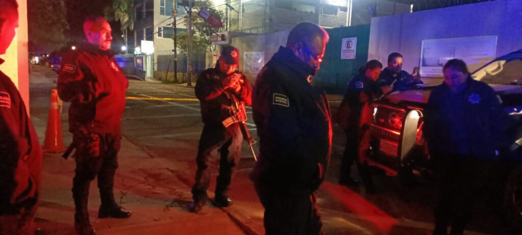 Autoridades acordonan un cajero Banorte en Tulancingo que fue dañado con un artefacto explosivo durante un intento de robo. Foto: Especial