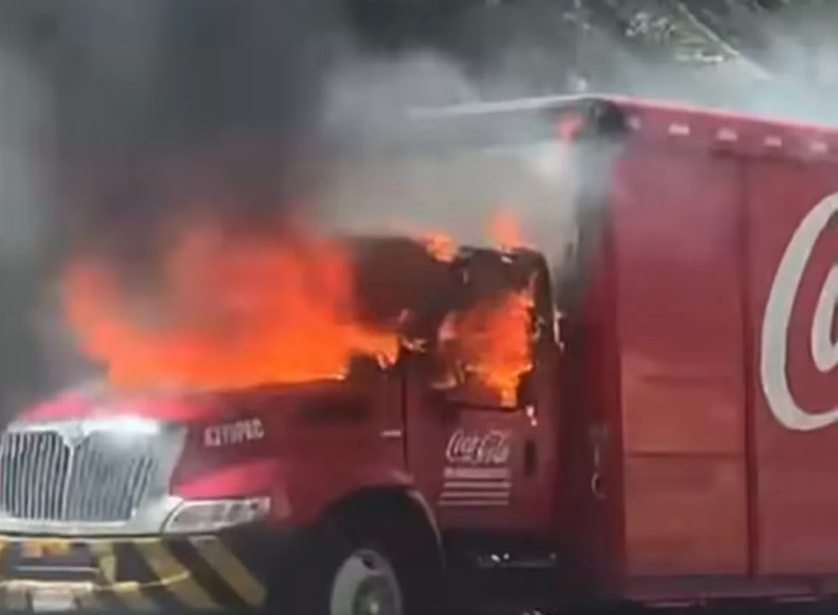 VIDEO | Se incendia camión de Coca-Cola en carretera a Real del Monte y colapsa el tránsito
