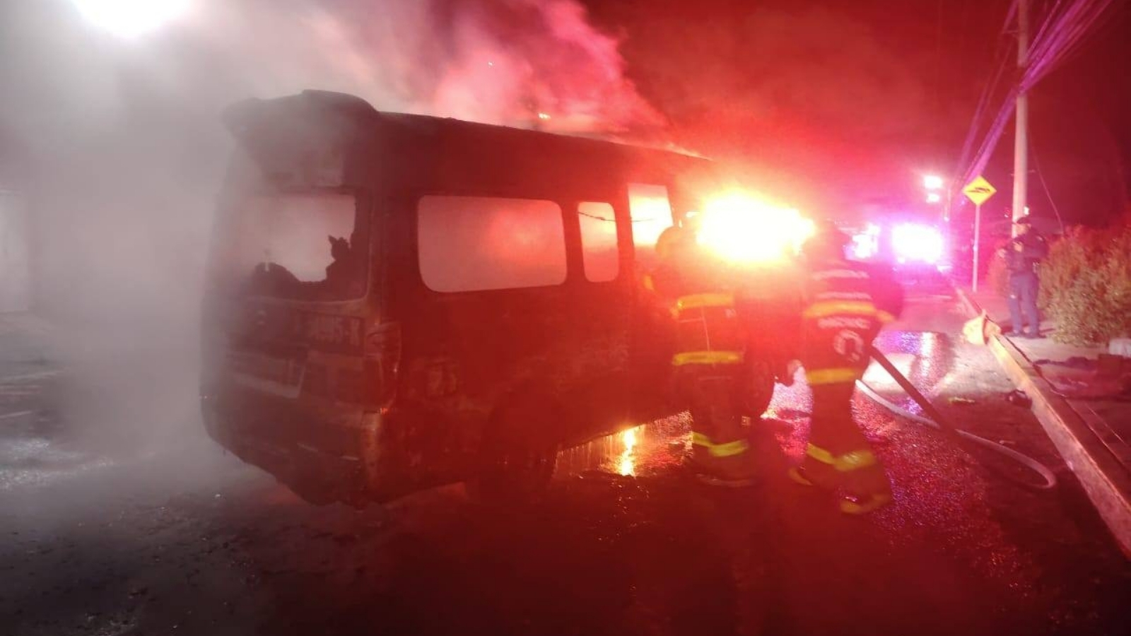 Camioneta calcinada en Pachuca