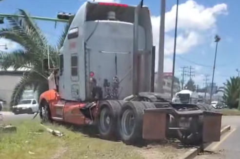 Tractocamión accidentado en Tulancingo.