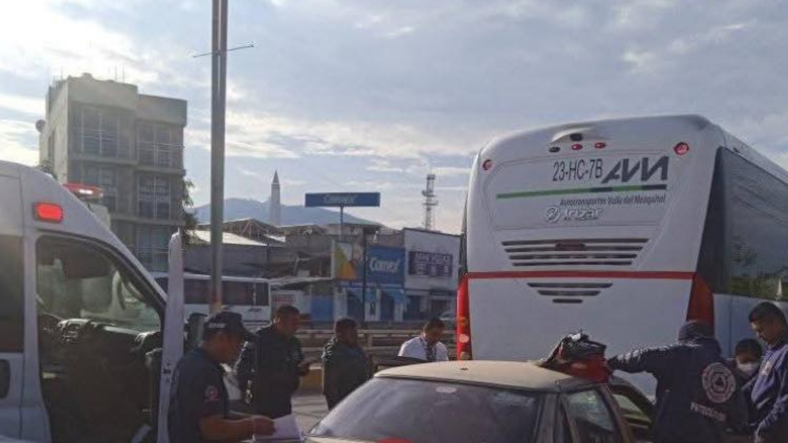 Choque entre auto y autobús en Actopan