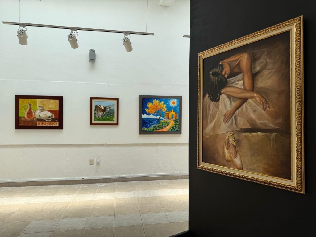 Obras de distintos formatos y técnicas integran la exposición colectiva “Puntos de Encuentro” en la Casa de Cultura de Pachuca. Foto: Especial