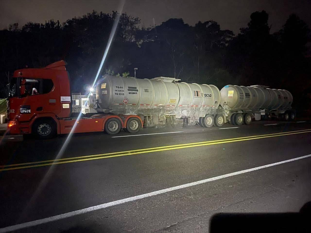 Aseguran pipa con 66 mil litros de huachicol vinculada a regidor de Tula de Allende