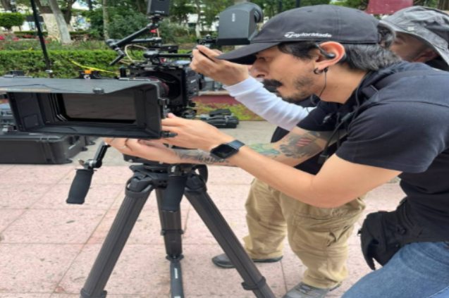 Inicialmente se anunció que los primeros capitulos del documental se estrenarían en agosto para atraer turistas