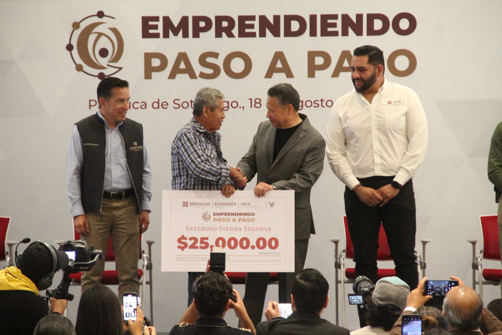 Entregan apoyo económico del programa Emprendimiento Paso a Paso