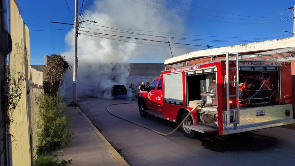 Bomberos sofocaron un incendio de auto en la colonia Villa Aquiles Serdán, Pachuca.
