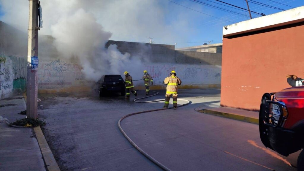 Bomberos sofocaron un incendio de auto en la colonia Villa Aquiles Serdán, Pachuca.