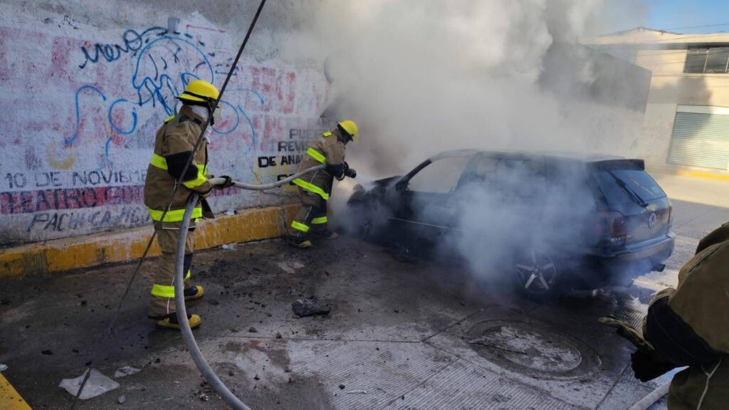 Bomberos sofocaron un incendio de auto en la colonia Villa Aquiles Serdán, Pachuca.