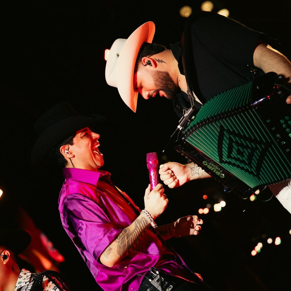 Integrantes de Grupo Firme durante concierto