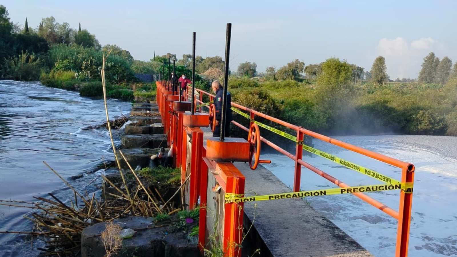 Hallan cuerpo flotando en canal de Tlahuelilpan