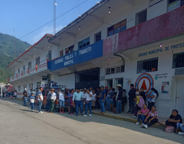 Presidencia de Huehuetla tomada y vecinos molestos