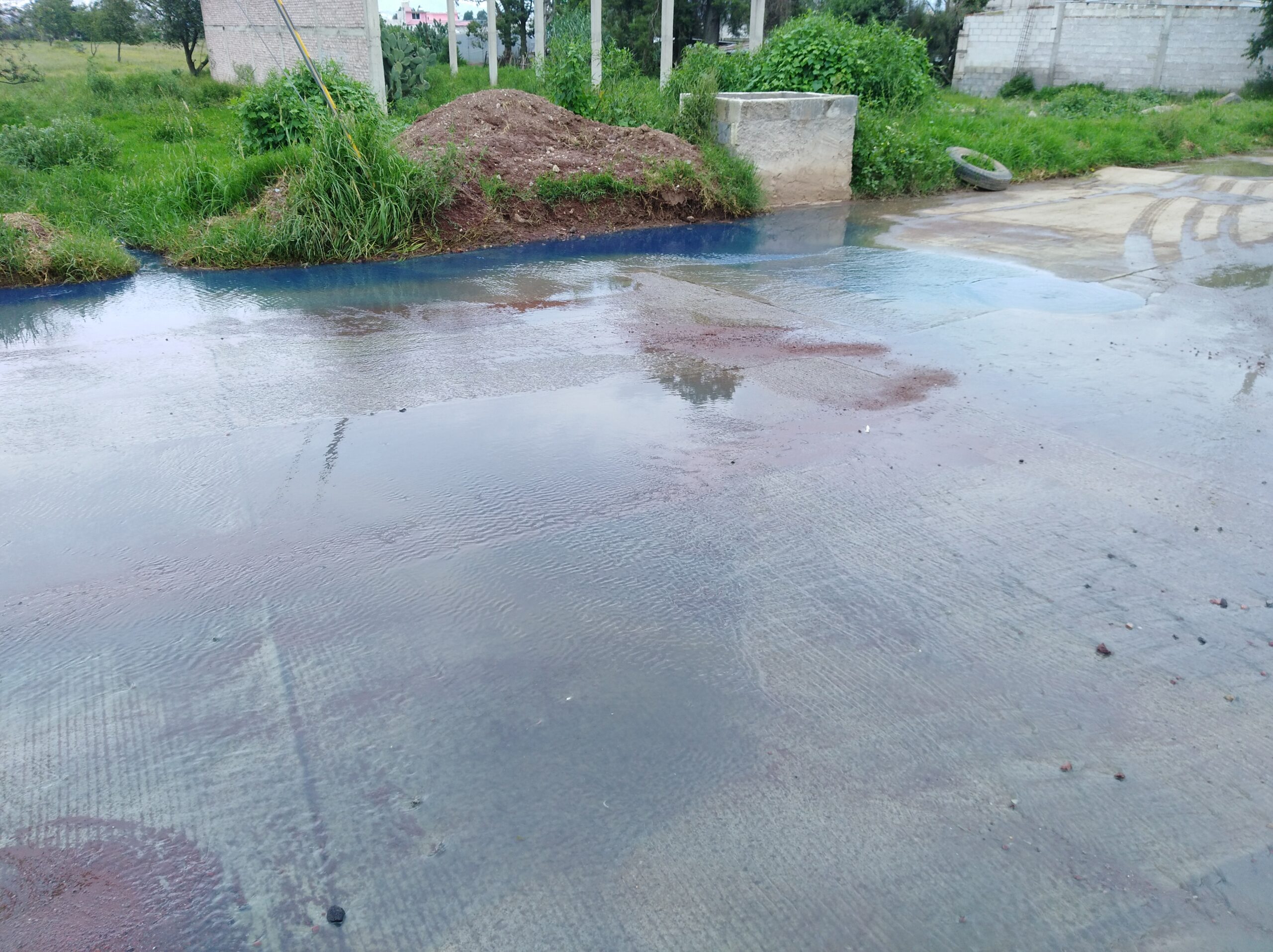 Derrame de drenaje azul en Tulancingo