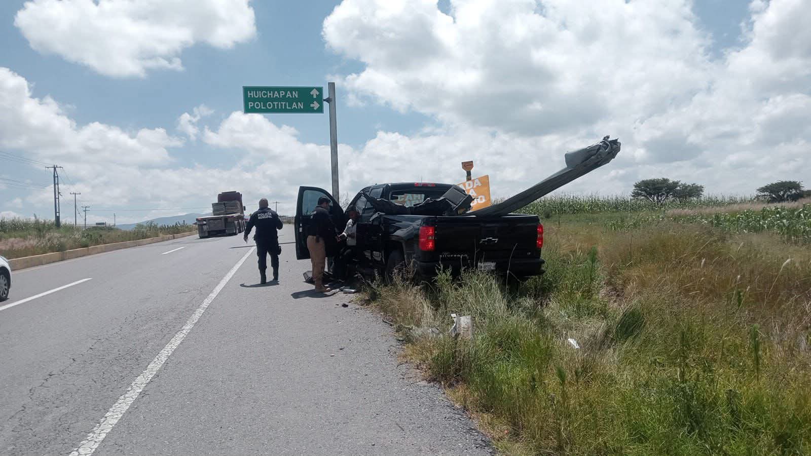 Impactante accidente en Huichapan: camioneta atraviesa barra metálica