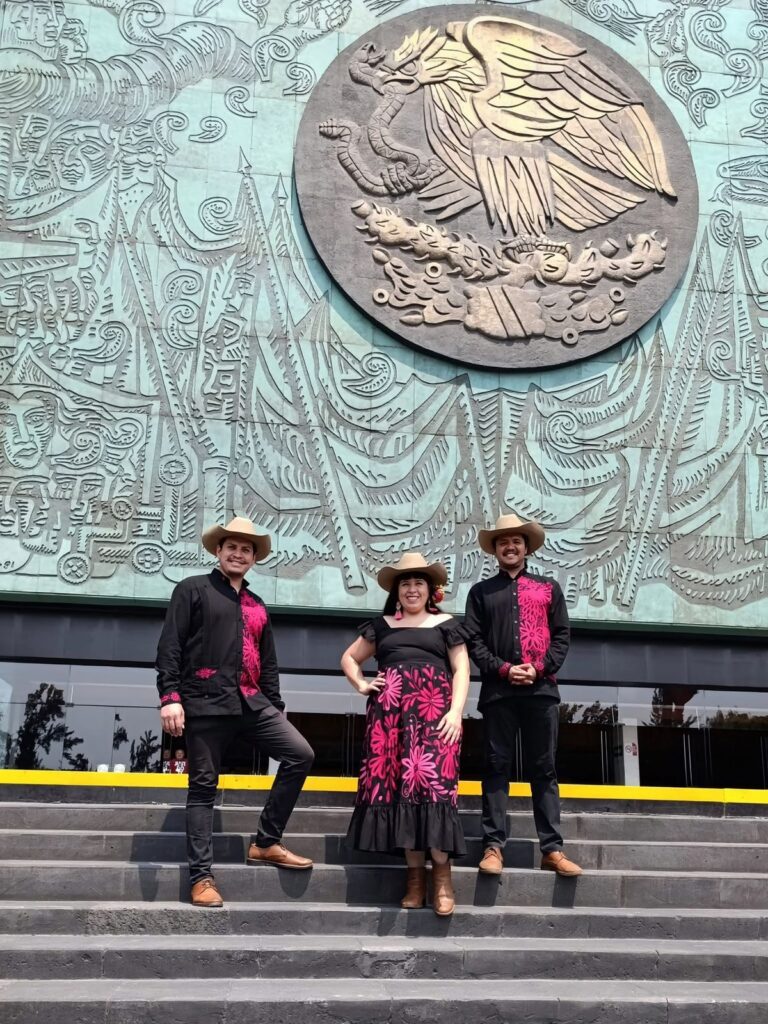 El ensamble huasteco Los Tlacuilos durante su presentación en Hidalgo antes de su gira a Colombia.