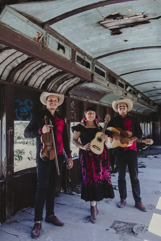 El ensamble huasteco Los Tlacuilos durante su presentación en Hidalgo antes de su gira a Colombia.