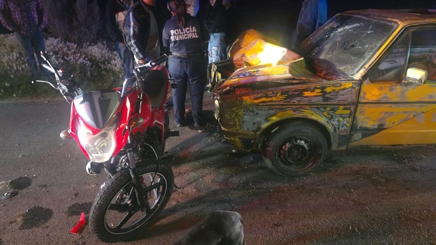 Dos adolescentes en moto chocan contra vehículo en Zapotlán-Tolcayuca