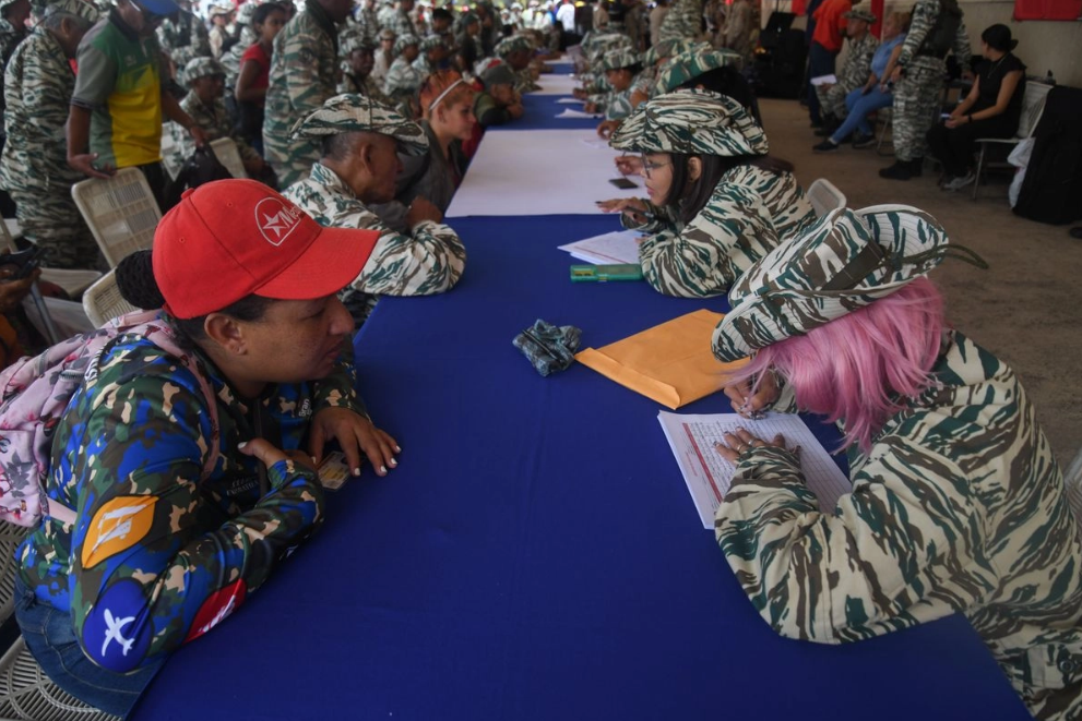 Miles de venezolanos atienden llamado de alistamiento de Maduro ante amenazas de EU