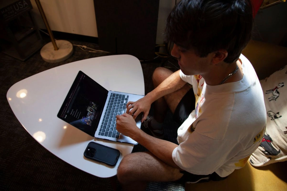 Modelos de IA ya son los mejores amigos de los adolescentes