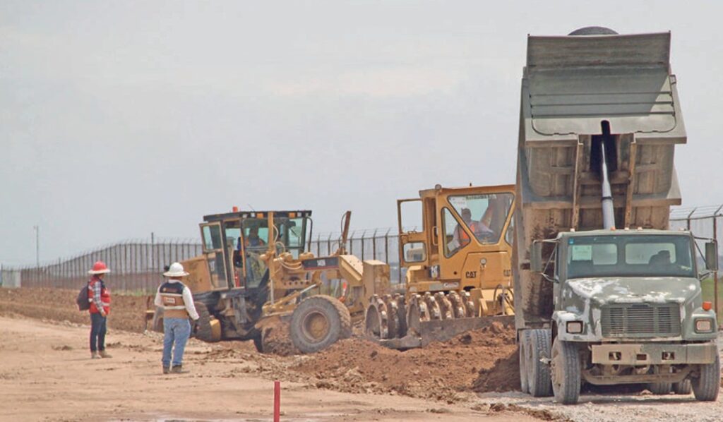 Maquinaria de Construcción en trabajos del Tren Maya