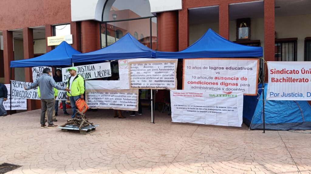 Manifestación del SUTBEH en oficinas del Telebachillerato de Hidalgo por mejoras laborales.