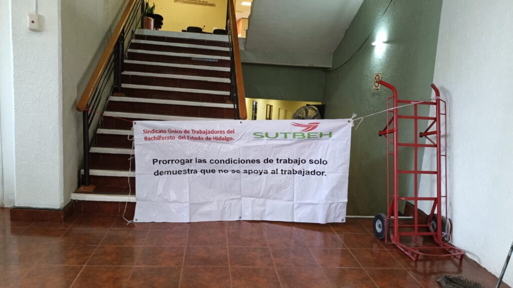 Integrantes del SUTBEH protestan en la Dirección General del Telebachillerato por justicia laboral.