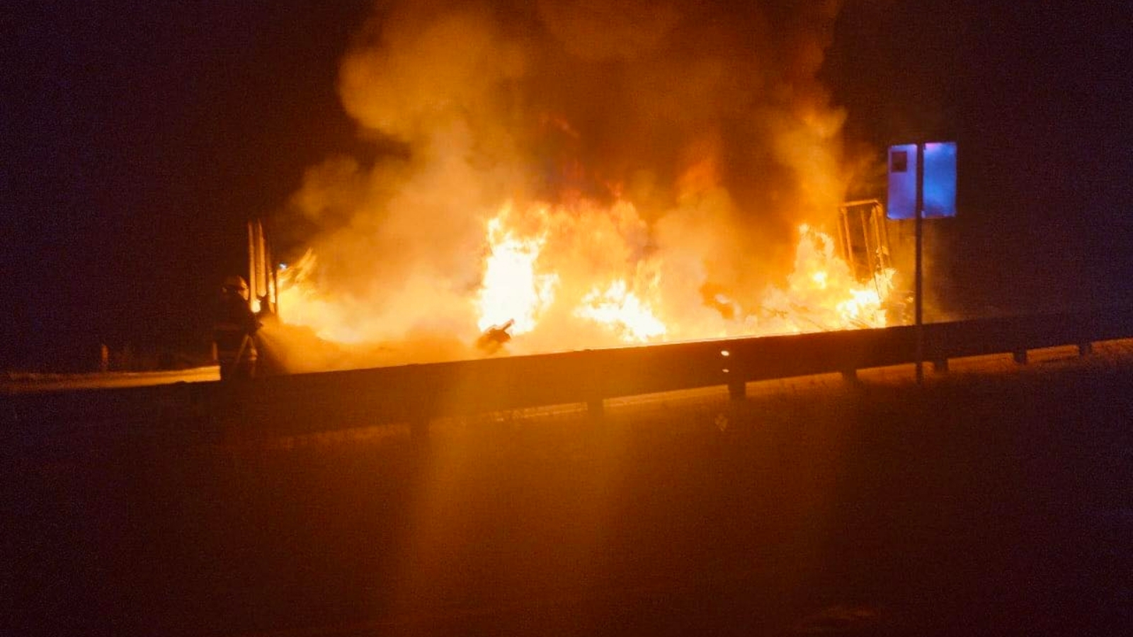 Tráiler en llamas provoca cierre total del Arco Norte