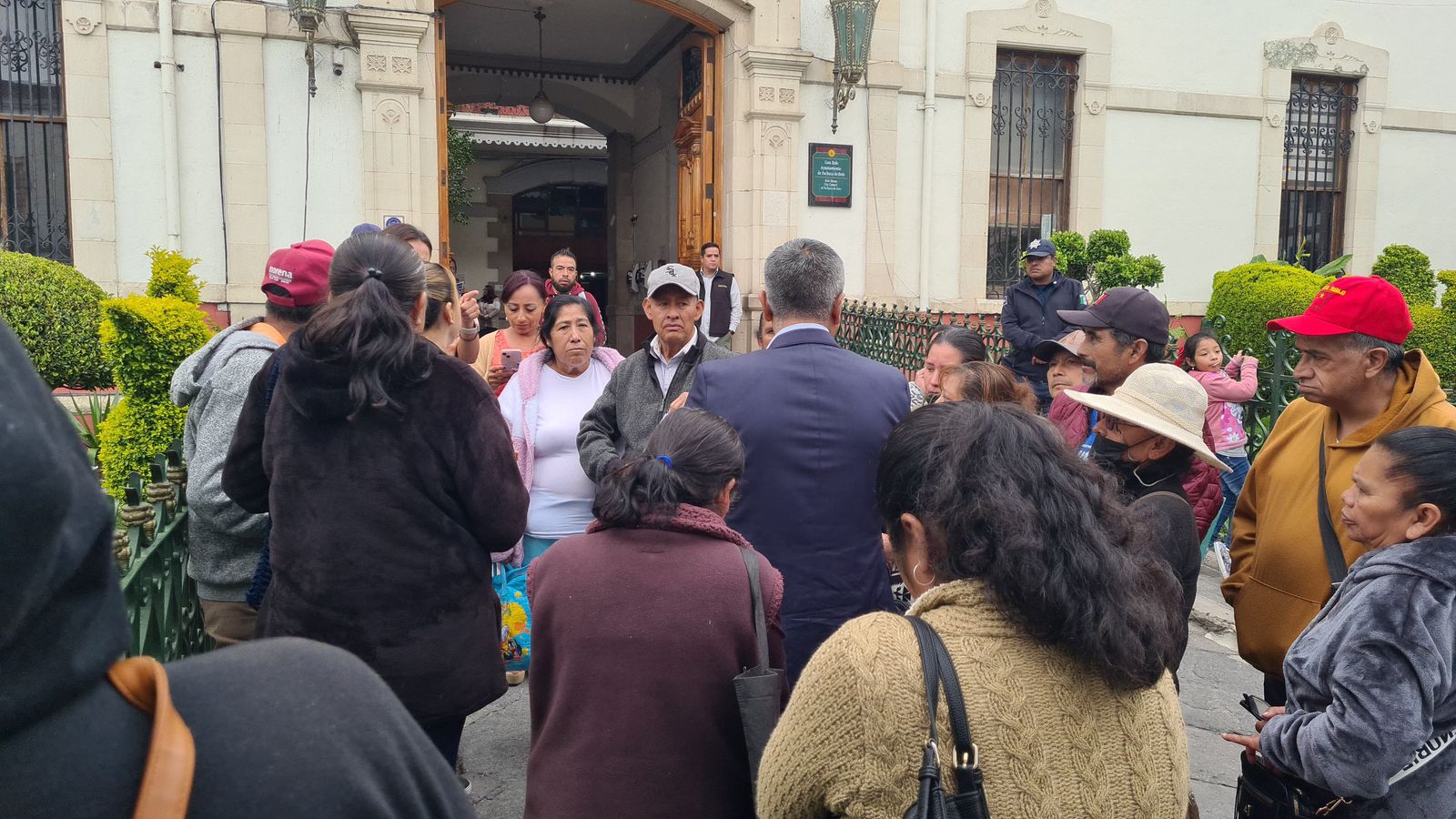 Protesta de vecinos en el Ayuntamiento de Pachuca: esto piden