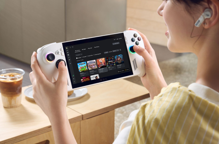 Joven juega con su consola portatil XBOX ALLY 