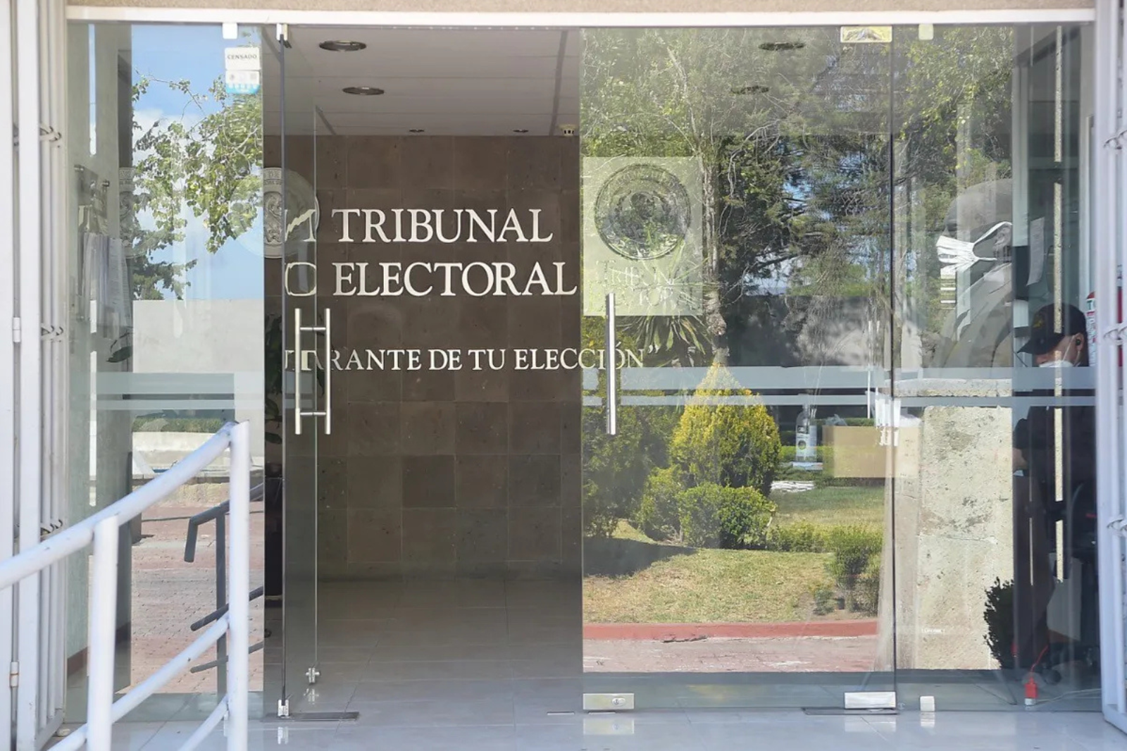 Reclaman al IEEH negar formatos físicos en recolección de firmas para revocación de mandato