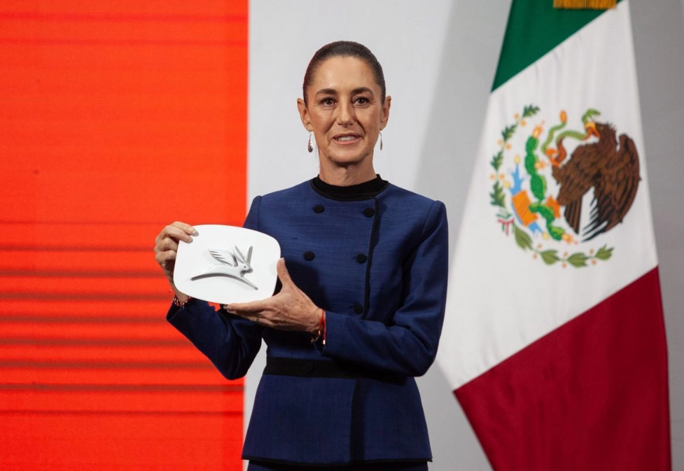 Presentan logo y símbolo de auto eléctrico Olinia; está basado en alebrijes