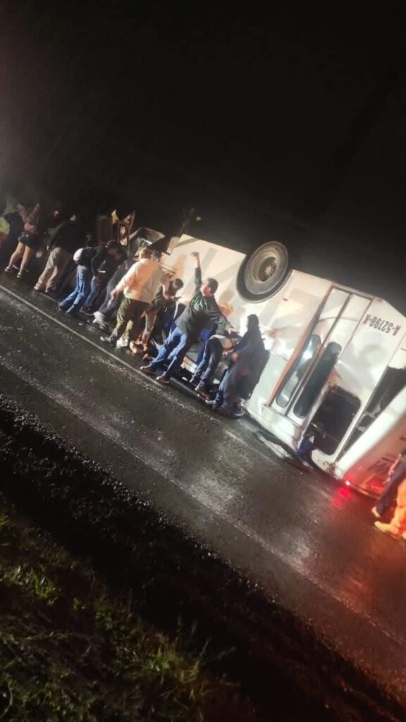 El incidente dejó varios pasajeros lesionados quienes fueron atendidos por paramédicos 