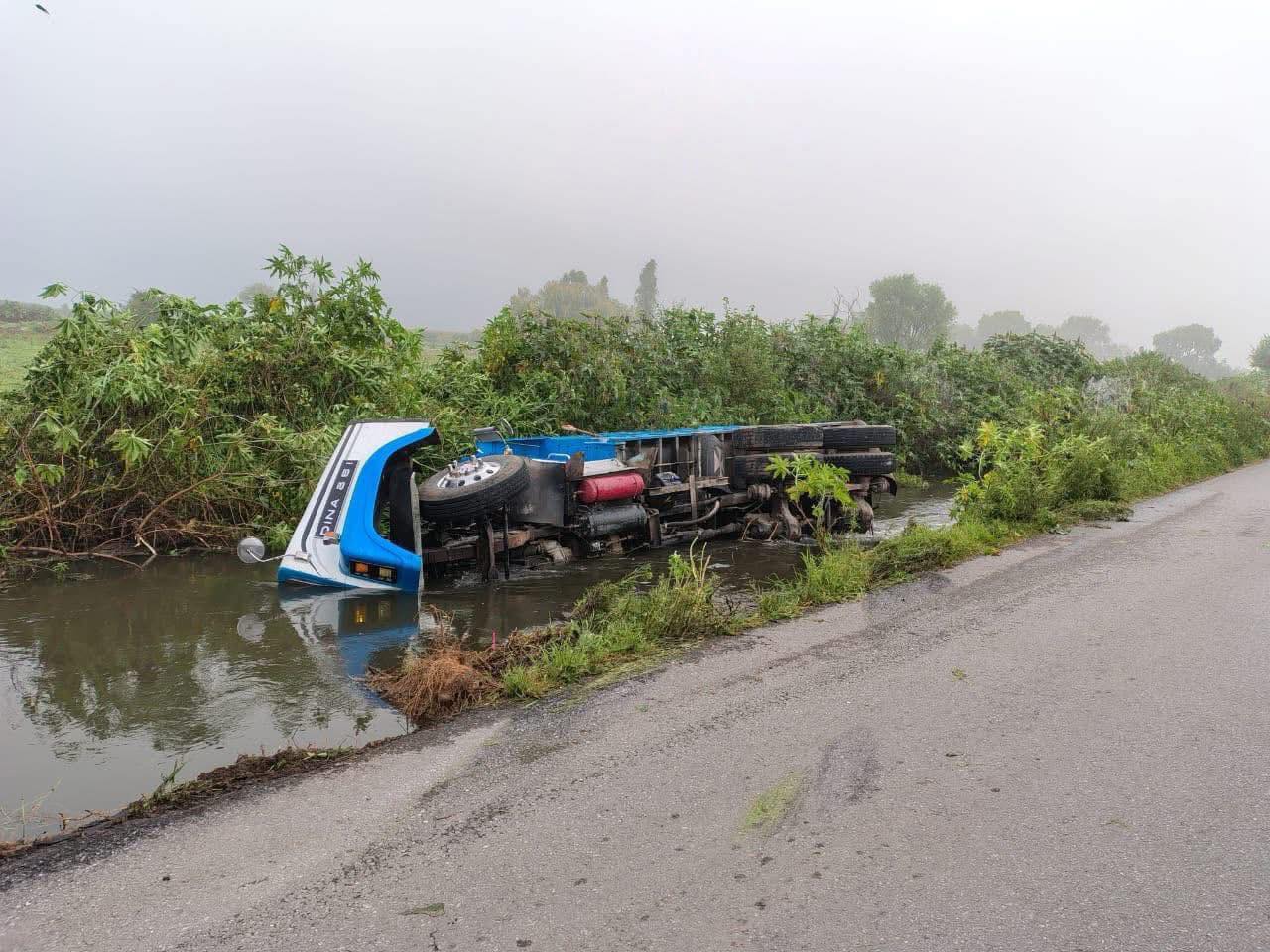 Camión de volteo cae a canal de aguas negras en Tezontepec; se salva de milagro la tripulación