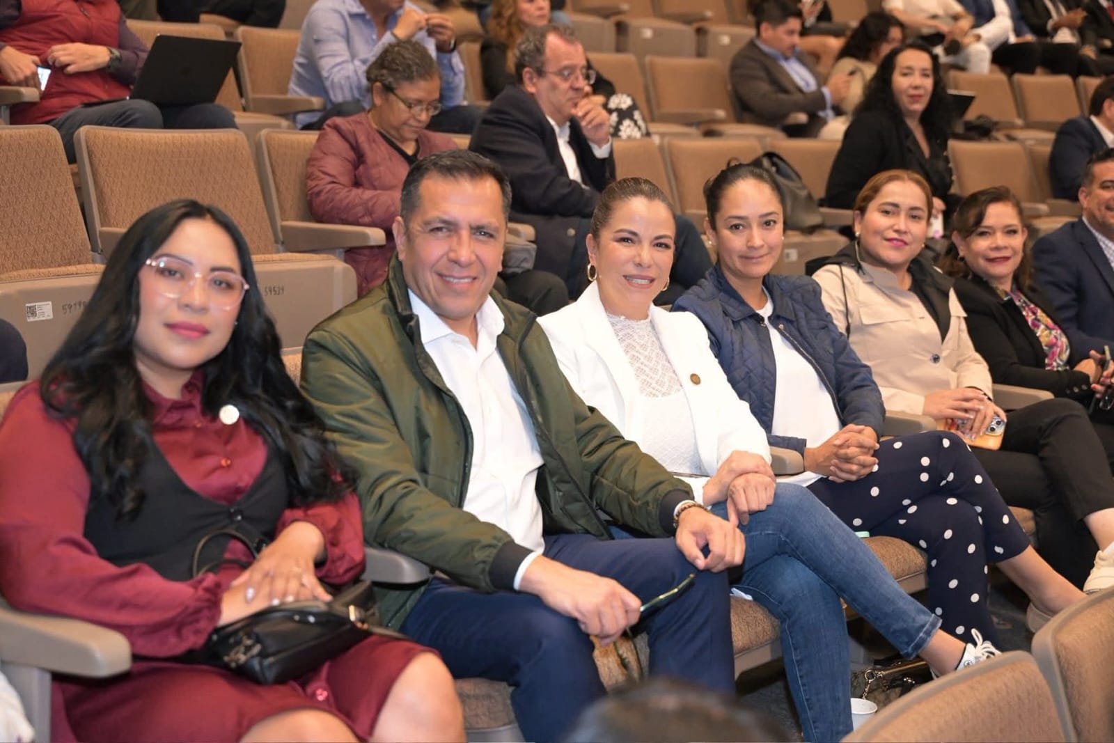 Diputados hidalguenses acuden a plenaria de Morena