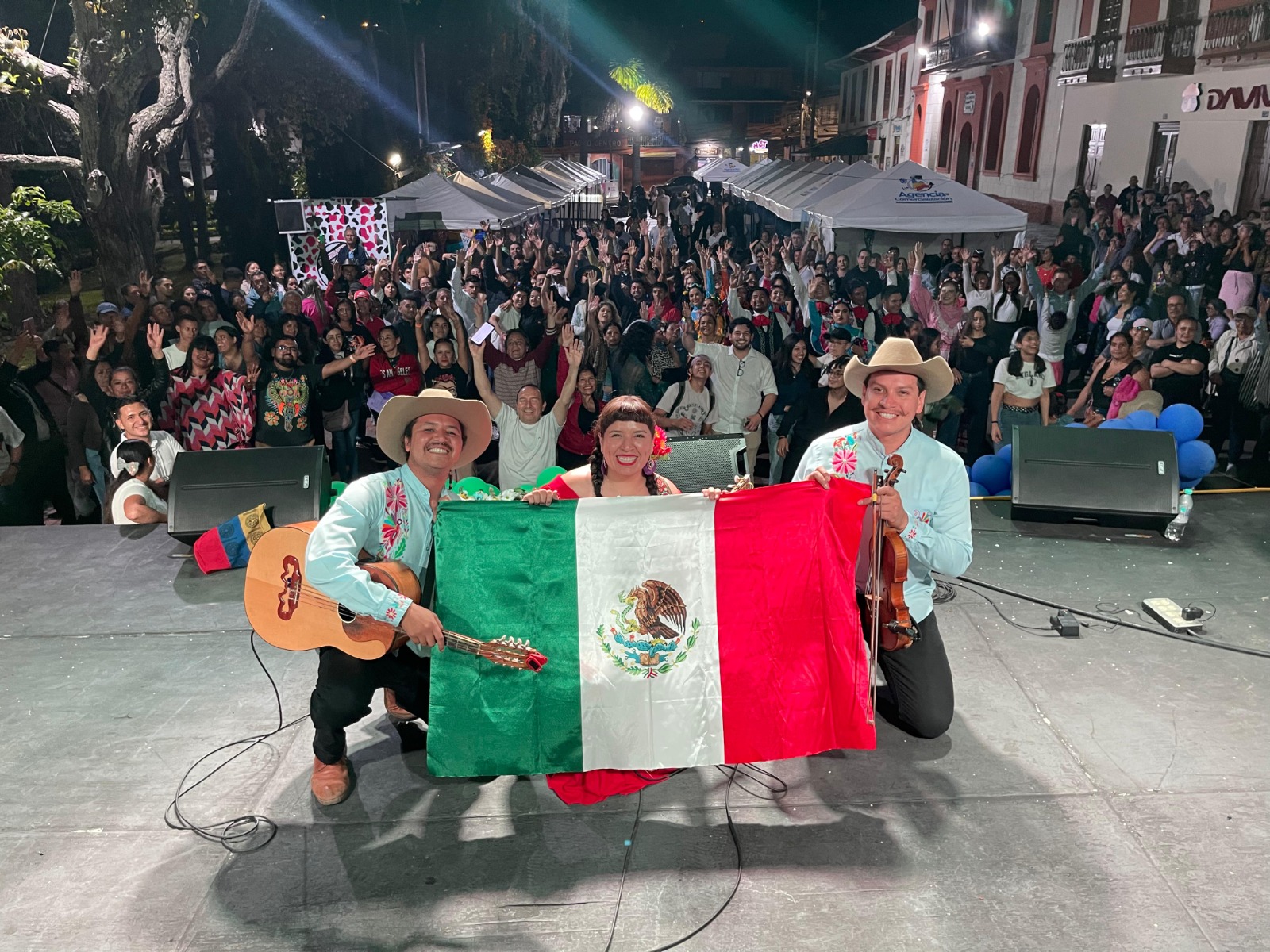 Los Tlacuilos conquistan Colombia con música tradicional