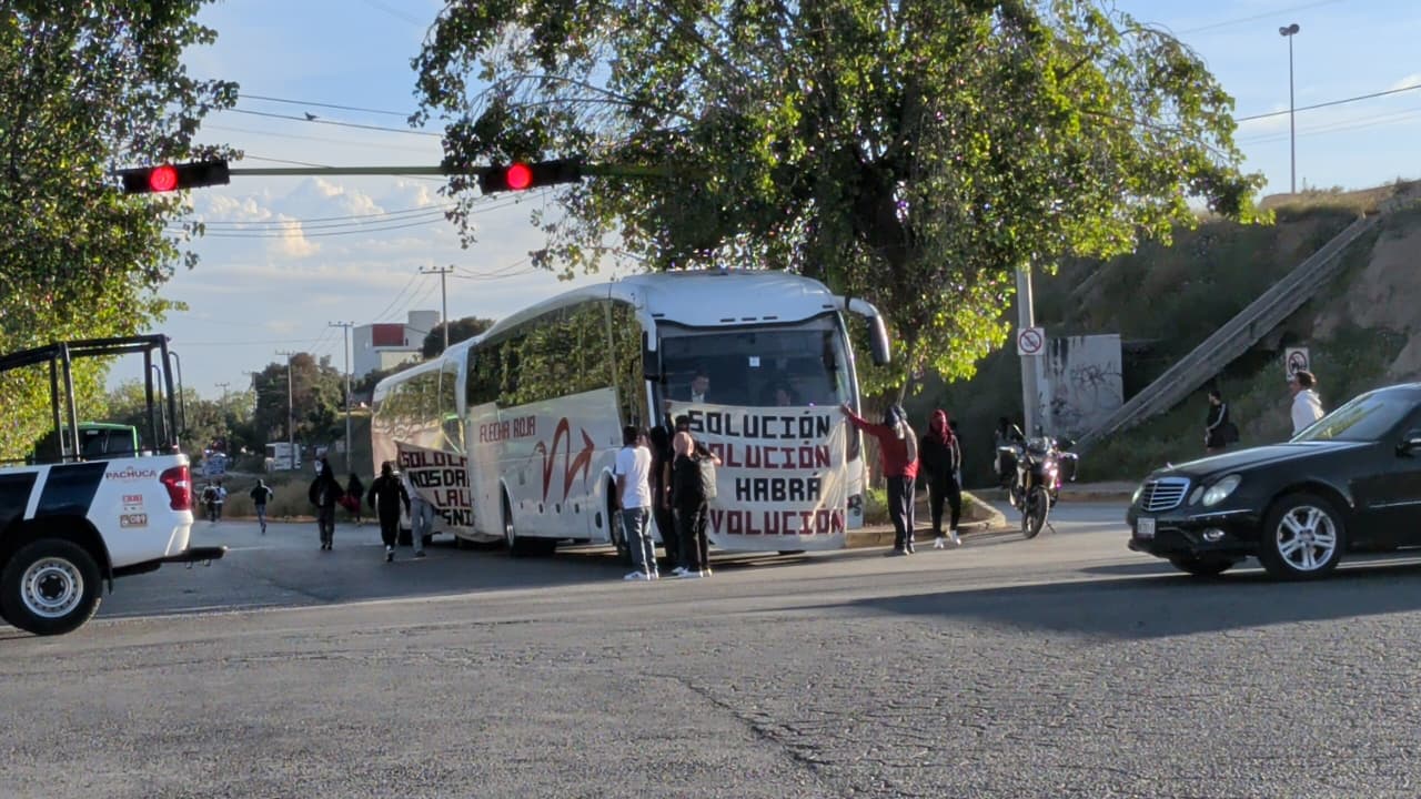 Estudiantes de El Mexe bloquean central de autobuses en Pachuca; exigen unidades de transporte