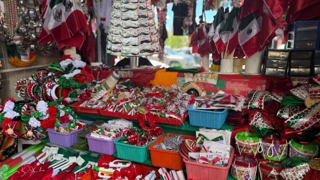 Alberto ofrece productos 100% mexicanos. Foto: Dulce Castillo.