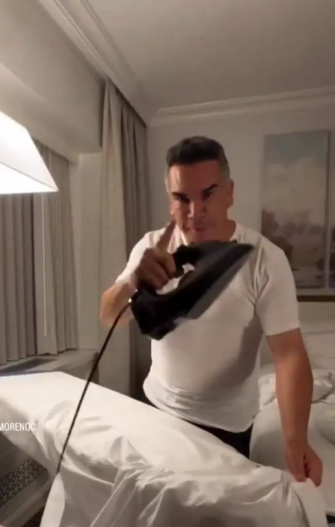 Alejandro “Alito” Moreno planchando una camisa en un hotel de Washington, intentando proyectar una imagen de humildad mientras enfrenta cuestionamientos por su patrimonio millonario.