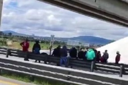 Ejidatarios mantienen bloqueo en el Arco Norte a la altura de Calpulalpan