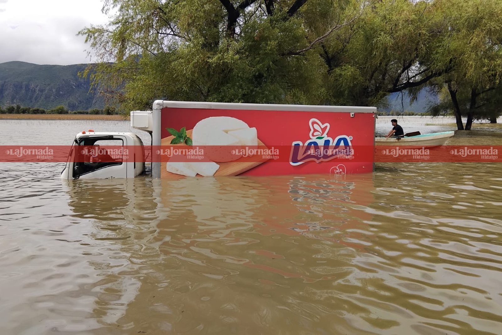 Camión de Lala queda atrapado en laguna de Metztitlán