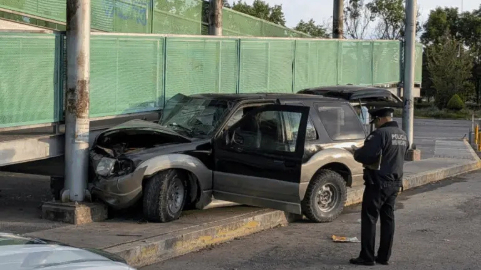 Camioneta impacta contra puente peatonal en Pachuca