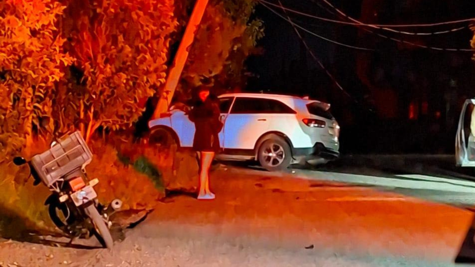 Camioneta se impacta contra poste en Actopan