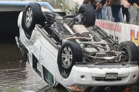 Camioneta cae a canal en Mineral de la Reforma
