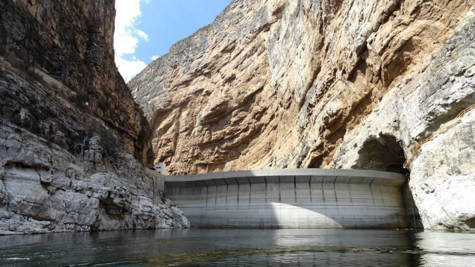 Cierran compuertas en la presa de Zimapán tras desfogue controlado